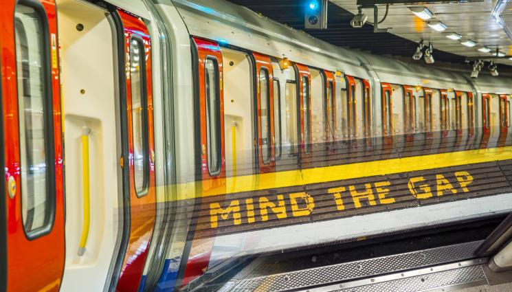 метро лондон - ЛЮБОВ КАТО НА КИНО: Вдовица всеки ден слиза в метрото, за да чуе съпруга си (СНИМКА)