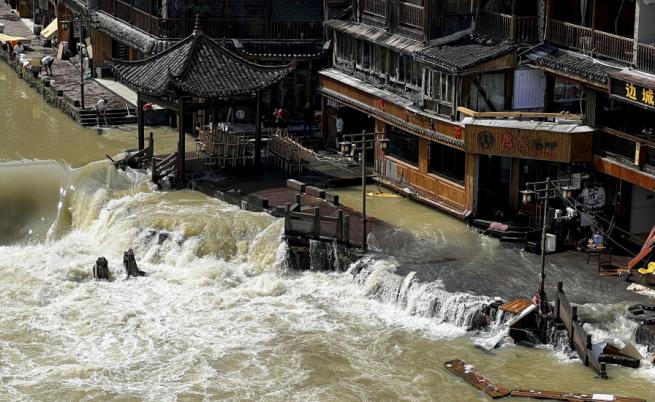 Наводнения в Китай взеха жертви, има хора в неизвестност
