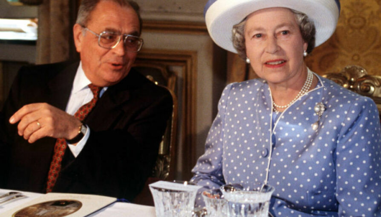 елизабет 2 - ЗЛАТНО ВРЕМЕ: Всички на масата  имитират монарха (СНИМКИ)