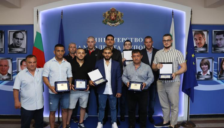 щанги - На изпроводяк: Министър Василев награди щангистите за отличното им представяне на европейското