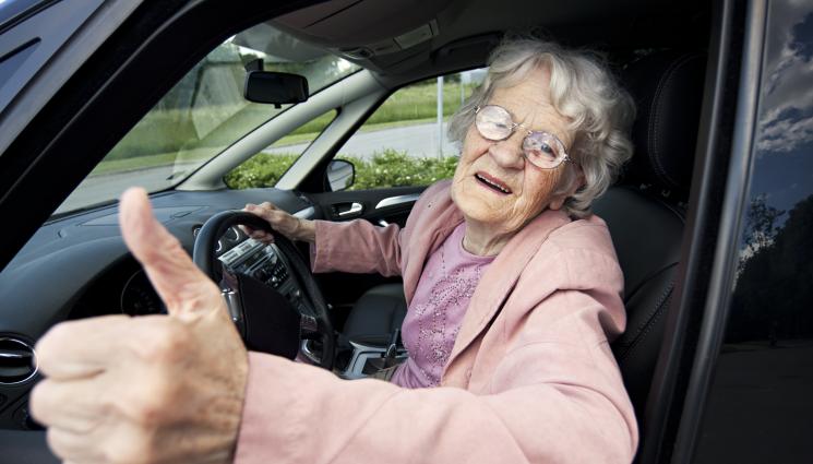 баба шофьор кола - БАБА-ТРЕПАЧ: Стогодишна жена поднови шофьорската си книжка