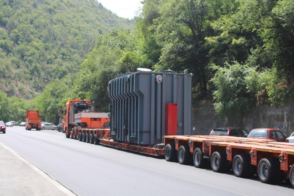 245-тонен трансформатор премина през Кресненското дефиле, превозван като извънгабаритен товар