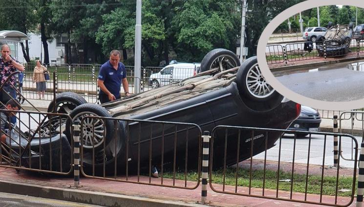 катастрофа Мария Луиза - КОШМАР НА ПЪТЯ: Кола се обърна по таван на ключов столичен булевард (СНИМКИ)