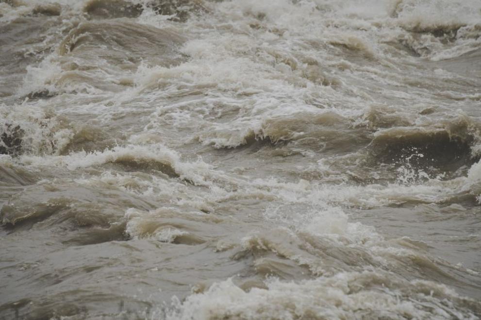 Най-малко осем деца са загинали при наводненията, които отнесоха къщи