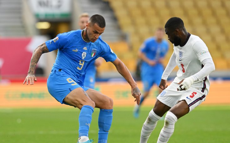 Италия остава начело в групата след равенство с Англия на 