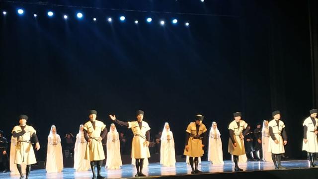 „Летящите грузинци“ от „Сухишвили“ завладяха с ритъм и енергия родната публика (СНИМКИ/ВИДЕО)