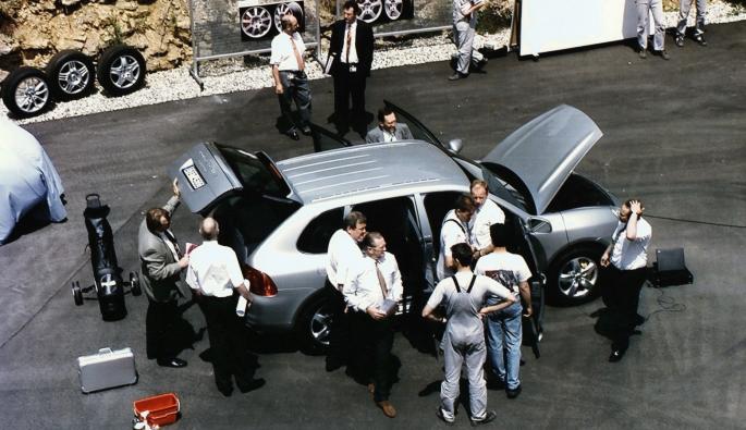  Юни 2000 г. Шефове на Porsche инспектират бъдещия първи Cayenne.