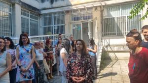 Служители на РЗОК в Бургас излязоха на едночасов протест Те