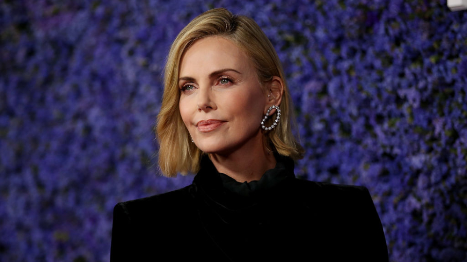 Чарлийз Терон не се страхува да експериментира смело, особено с