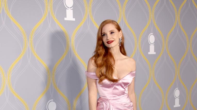  Звезден искра от аления килим на премиите „ Тони “ 