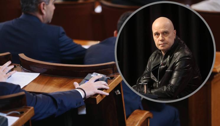 слави депутати - РАЗПАДЪТ НА ВЛАСТТА: В партията на Трифонов не знаят дали техни депутати напускат
