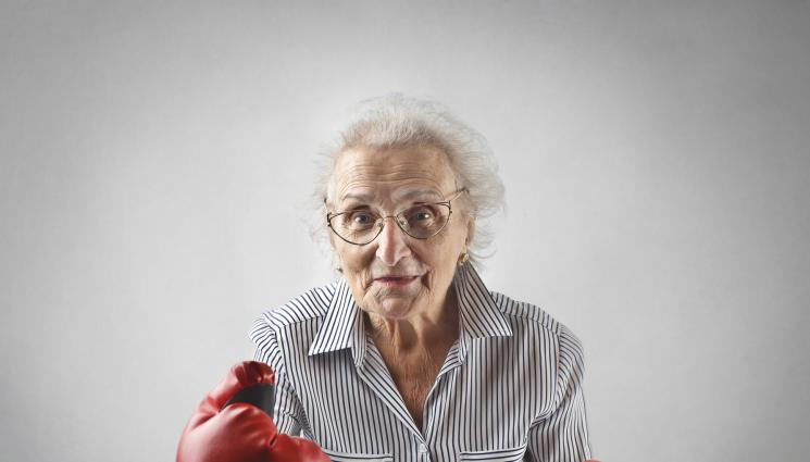 яка баба бой бойна боец - БЕСНИ СТРАШНИ ПЕНСИИ: Баба преби дядо с юмруци!