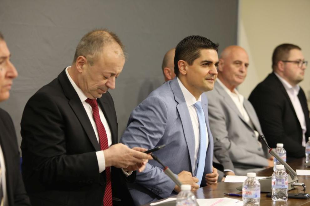 Петимата депутати, които обявиха, че напускат ПГ на Има такъв