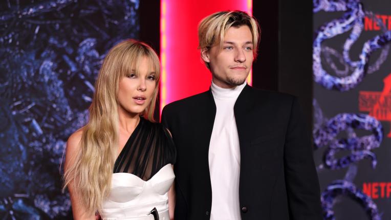  Джейк Джон Боуви и Мили Боби Браун на аления килим 