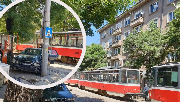 катастрофа Димитър Петков - КОШМАР  НА ПЪТЯ В СОФИЯ: Трамвай  блъсна кола,  а тя помете пешеходци, четирима са пострадали