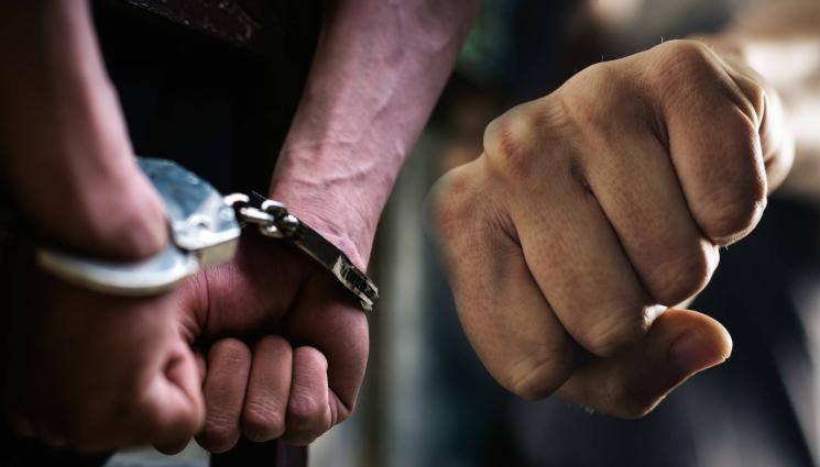 побой арестувани - ЕКШЪН: Мъртвопиян заля продавачка с горещо кафе