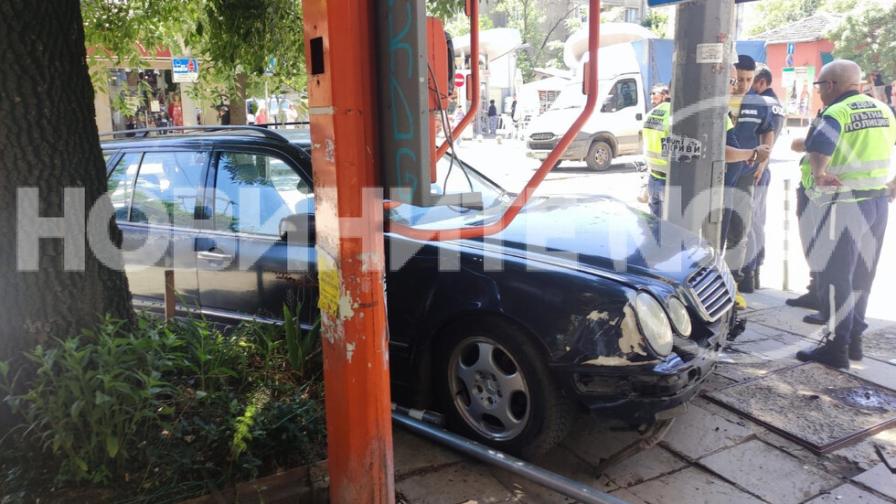 Тежка катастрофа в София, трамвай блъсна кола, тя помете пешеходци