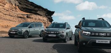<p>Три от моделите в гамата на Dacia с новото лого и обновената решетка.</p>