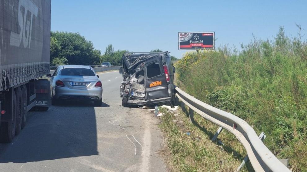 Катастрофа между ТИР и микробус затвори пътя от Поморие за