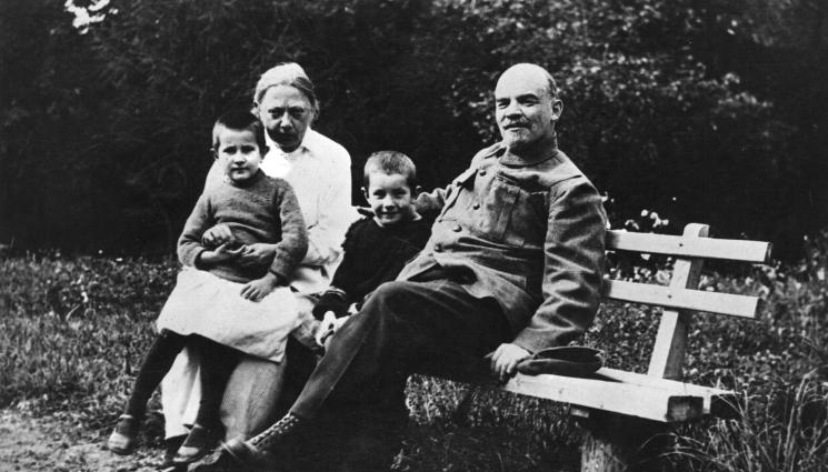 ленин - В КРЕВАТА НА ДИКТАТОРА: Интимният живот на Ленин