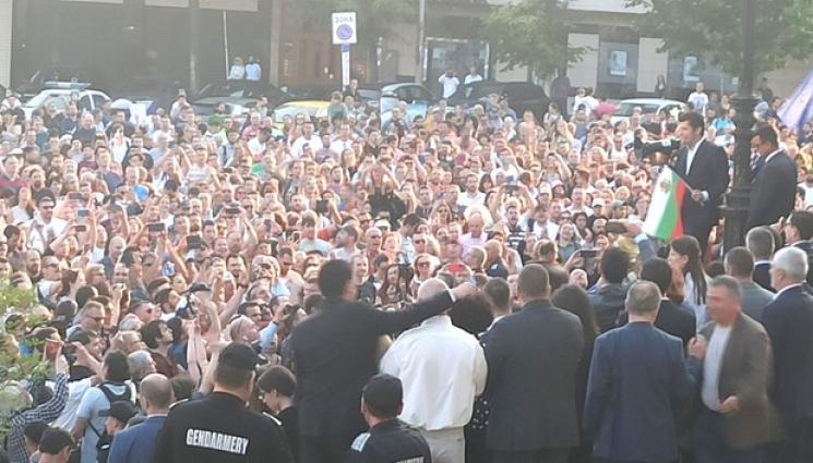 протест - Петков от протеста в подкрепа на отстранения ексшеф на парламента: Промяната дойде, няма да дадем България на тези мафиоти (ВИДЕО)