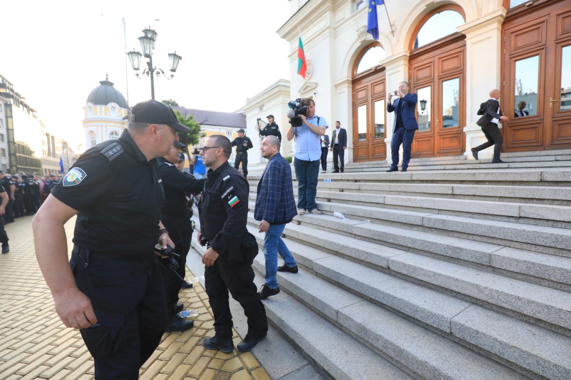 <p>Протест в подкрепа на Никола Минчев пред парламента</p>