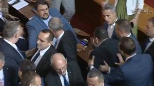 Бой в парламента Депутат получи удар в корема след поредното