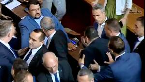 Бой в парламента Депутат получи удар в корема след поредното