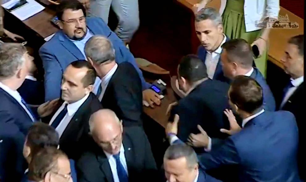 Бой в парламента. Депутат получи удар в корема след поредното