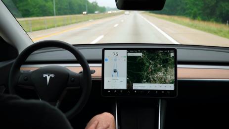 Tesla интериор волан екран