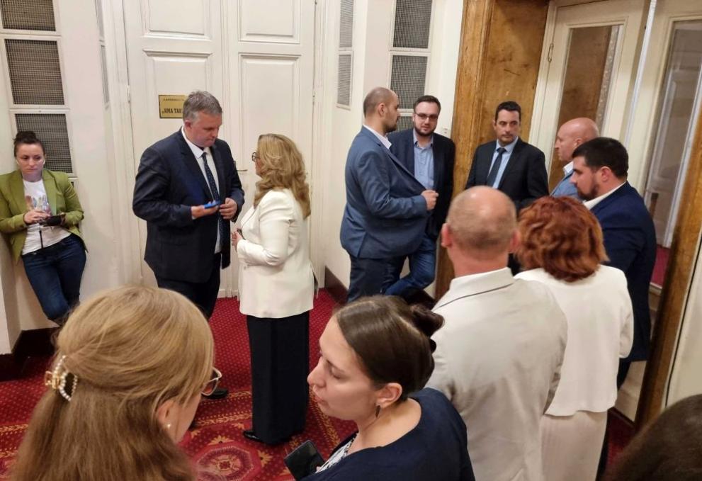 Депутати от БСП за България и Демократична Българияочакват след уикенда