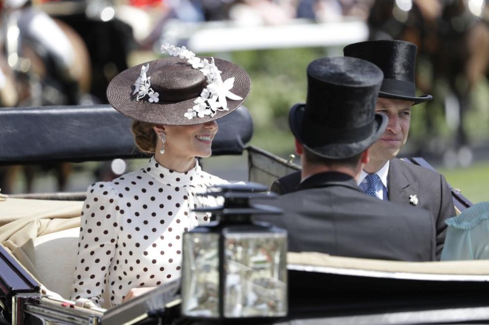 Принц Уилям и Кейт Мидълтън се появиха изненадващо на Royal
