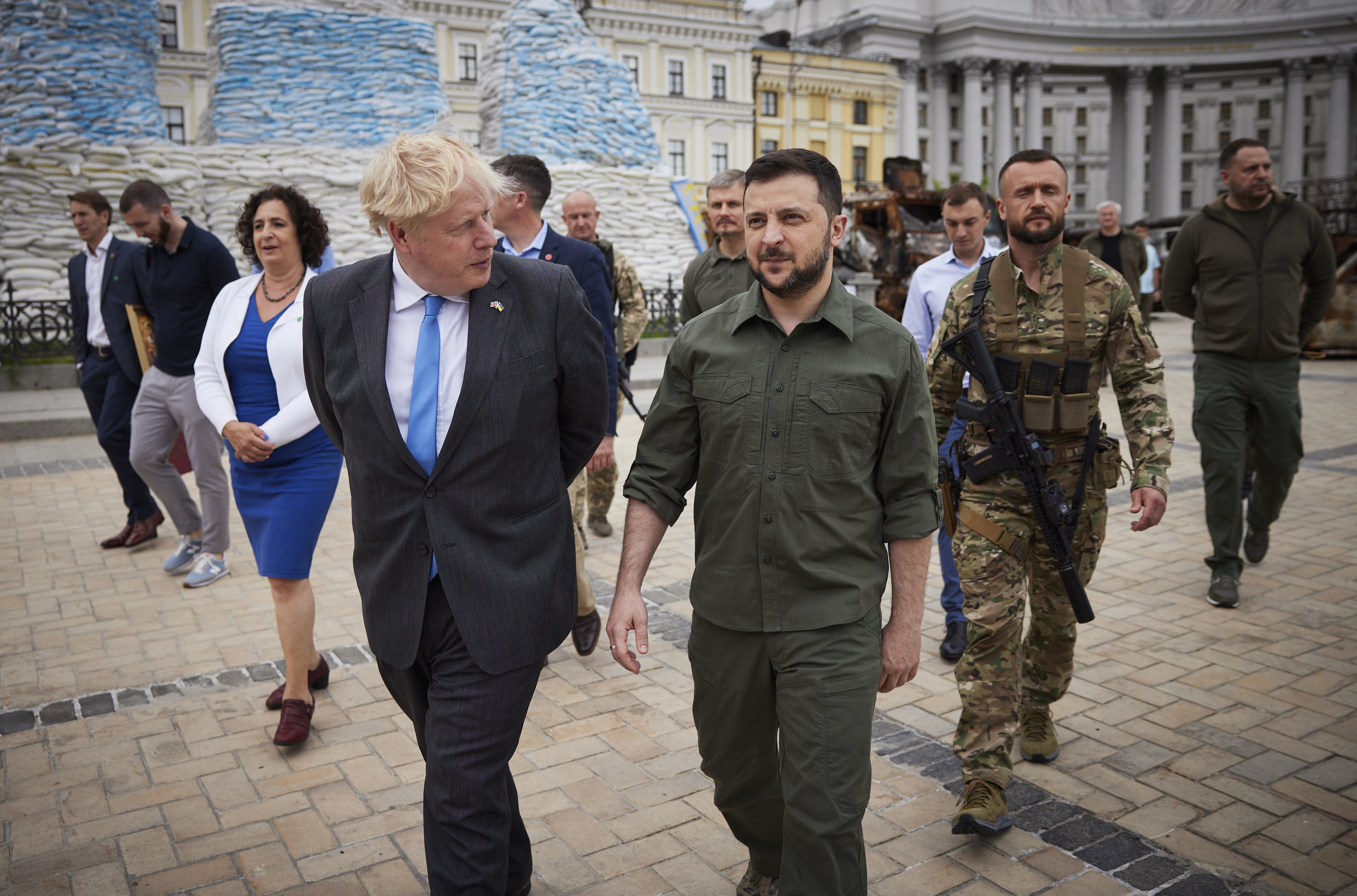 <p>Британският премиер Борис Джонсън се срещна в петък с украинския президент Володимир Зеленски в Киев по време на второто си пътуване до украинската столица от началото на руската инвазия. &quot;Моето посещение днес, в разгара на тази война, е, за да изпратя едно ясно и просто послание на украинския народ: Великобритания е с вас и ние ще бъдем с вас, докато в крайна сметка победите&quot;, каза Джонсън</p>