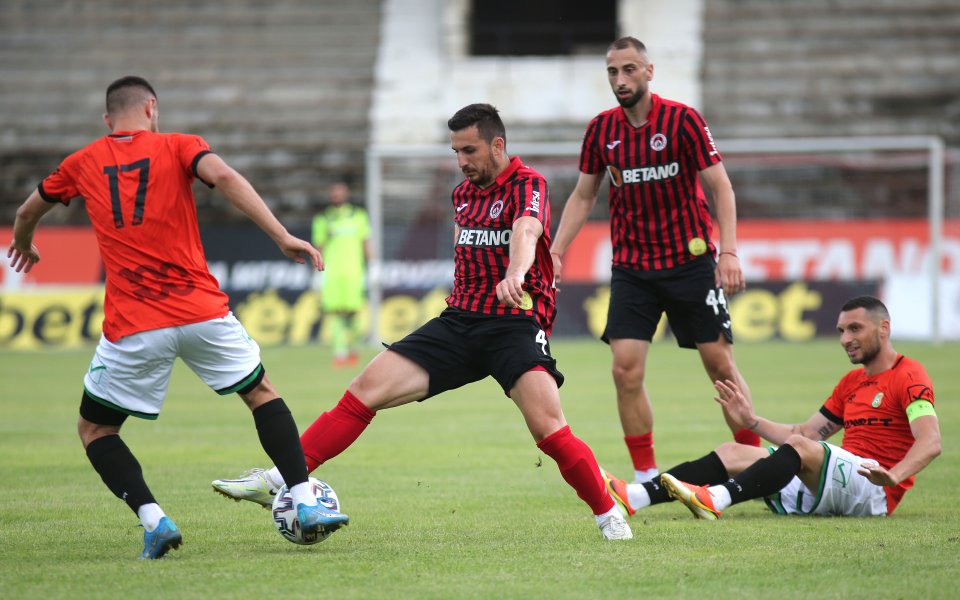 Локомотив София победи Литекс с 4:2 в контролна среща, играна