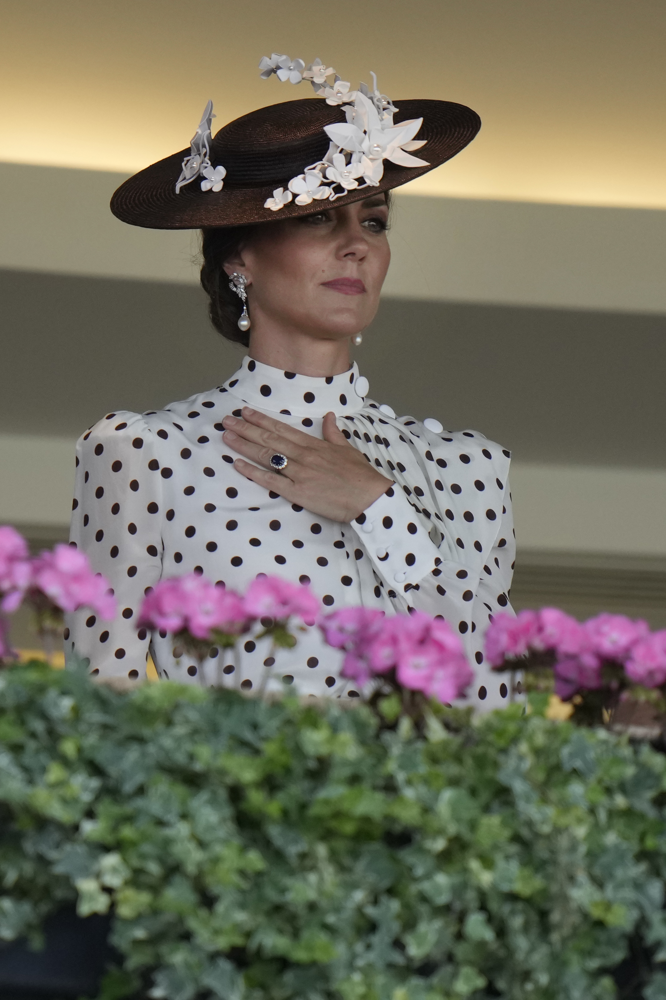 <p>Принц Уилям и съпругата му Кейт Мидълтън посетиха в петък конните състезания Роял Аскот. Херцогинята на Кеймбридж отново привлече всички погледи към себе си със стилната си визия. Тя бе избрала елегантен тоалет на точки от Alessandra Rich, който много напомня на визия на принцеса Даяна.</p>