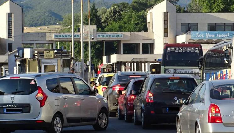 Кулата - ЖЕСТОКА ТАПА: Шофьори чакат часове да влязат в Гърция