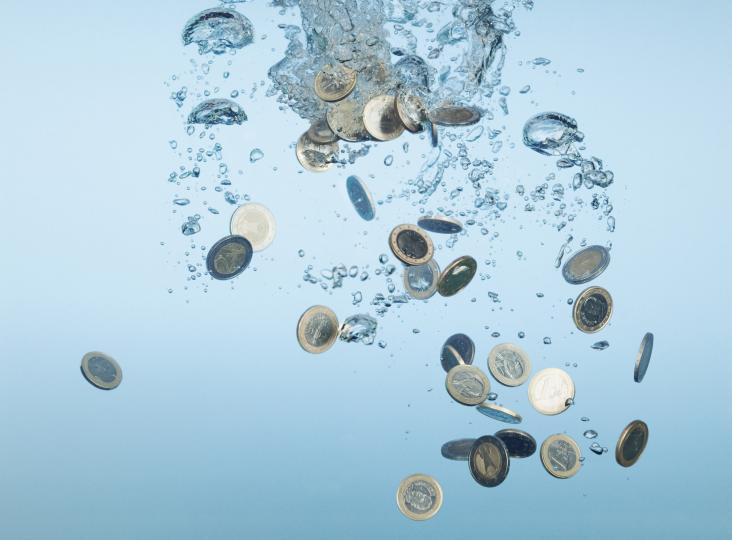 <p>Съдът се оставя до вечерта, а след това водата се поставя в бутилка и се добавя за чистене на подове, прозорци и врати. Монетите се сушат и почистват на уединени места. Една монета може да се сложи в портфейла и да не се изразходва, за да бъде магнит за пари.</p>