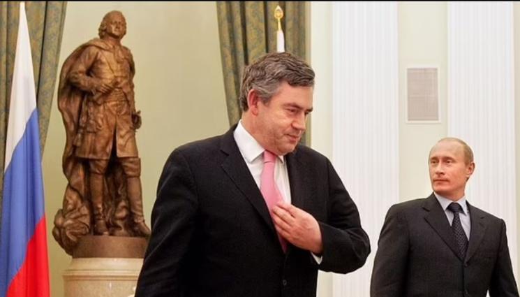 Гордън Браун Путин - Бивш премиер на Англия сложен на нисък стол пред Путин