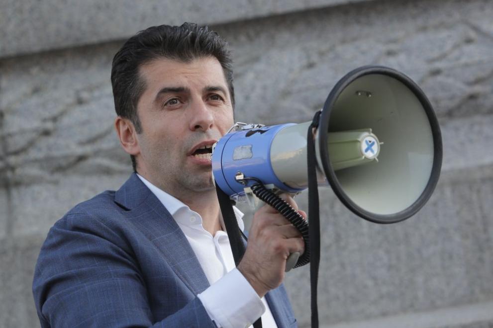 Правителството на българския премиер Кирил Петков падна при вот на