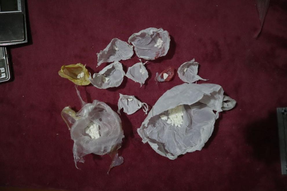 Задържаха трима души при специализирана операция срещу наркоразпространението в региона,