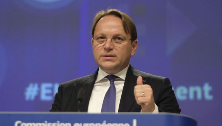 Оливер Вархеи - ЕС очаква София да положи още повече усилия за преодоляване на различията със Скопие