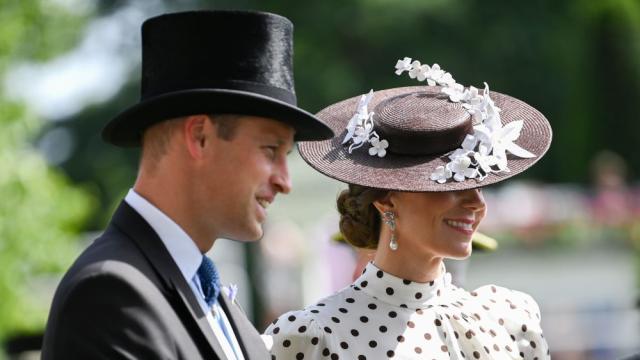 Ексцентричност, пера и експлозия от цветове: Уникалните шапки на кралското семейство (СНИМКИ)