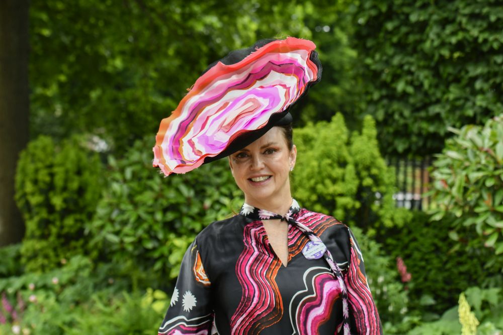 Всеки юни британските кралски особи, аристократи и хиляди стилни гости слагат най-впечатляващите си шапки за Роял Аскот - бляскаво годишно събитие с конни надбягвания. То датира от 1711 г., когато кралица Анна основава хиподрума Аскот в Бъркшър, Южна Англия.