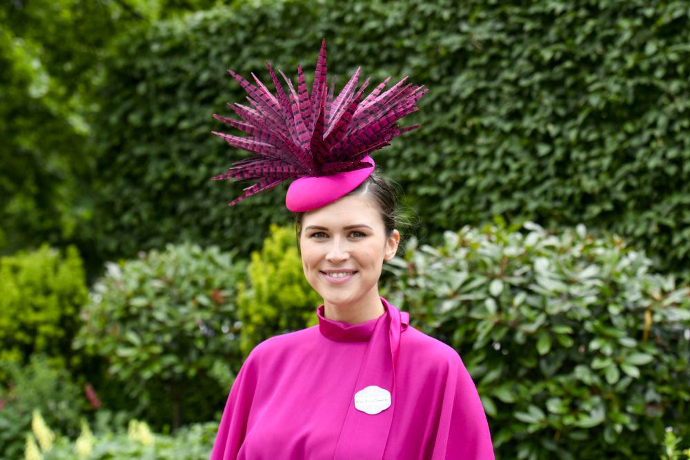 Всеки юни британските кралски особи, аристократи и хиляди стилни гости слагат най-впечатляващите си шапки за Роял Аскот - бляскаво годишно събитие с конни надбягвания. То датира от 1711 г., когато кралица Анна основава хиподрума Аскот в Бъркшър, Южна Англия.