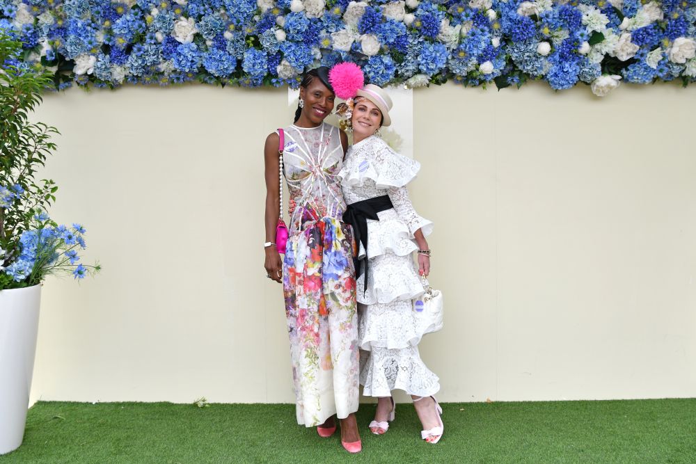 Всеки юни британските кралски особи, аристократи и хиляди стилни гости слагат най-впечатляващите си шапки за Роял Аскот - бляскаво годишно събитие с конни надбягвания. То датира от 1711 г., когато кралица Анна основава хиподрума Аскот в Бъркшър, Южна Англия.