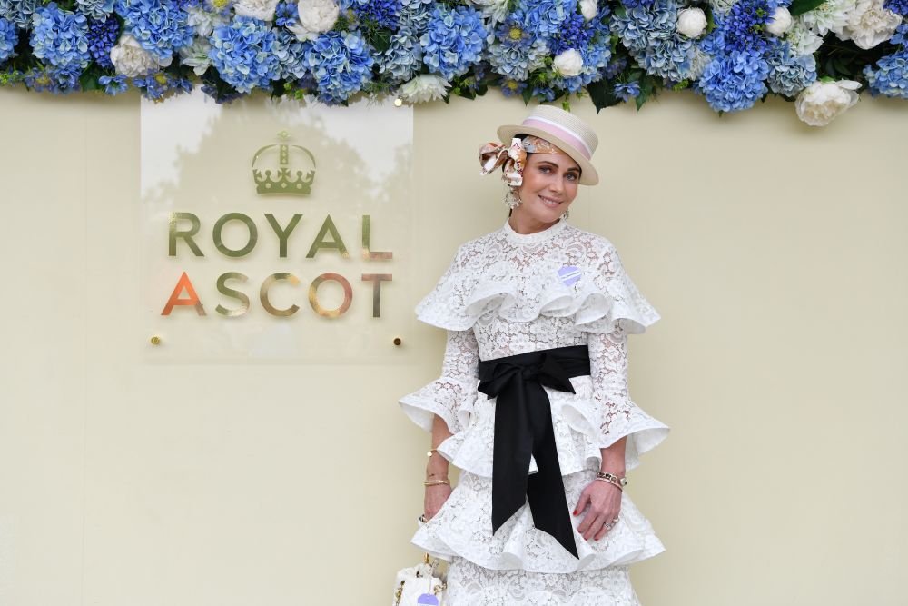 Всеки юни британските кралски особи, аристократи и хиляди стилни гости слагат най-впечатляващите си шапки за Роял Аскот - бляскаво годишно събитие с конни надбягвания. То датира от 1711 г., когато кралица Анна основава хиподрума Аскот в Бъркшър, Южна Англия.