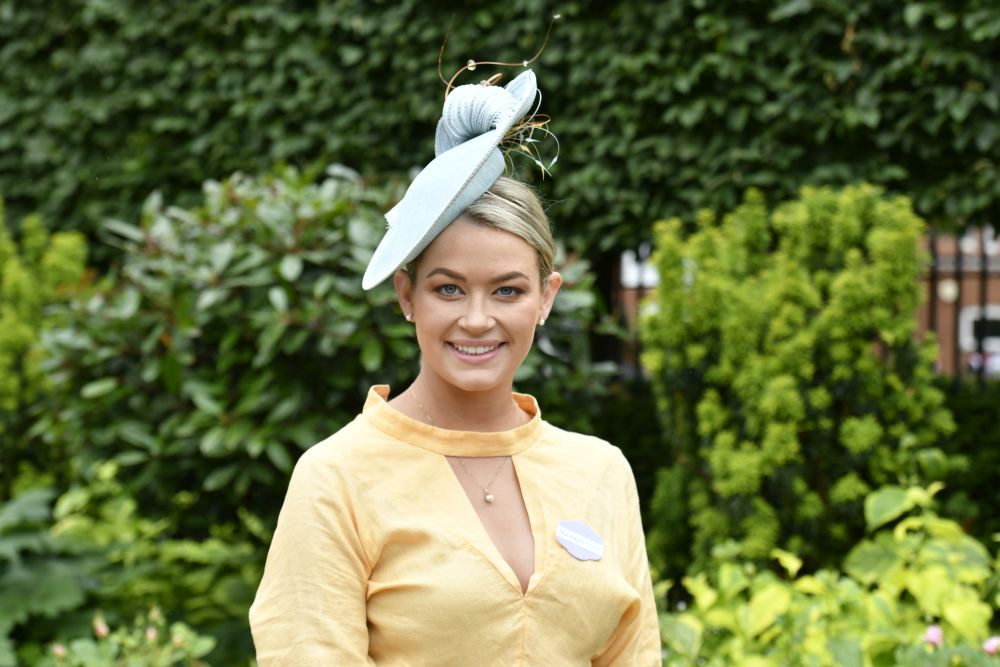 Всеки юни британските кралски особи, аристократи и хиляди стилни гости слагат най-впечатляващите си шапки за Роял Аскот - бляскаво годишно събитие с конни надбягвания. То датира от 1711 г., когато кралица Анна основава хиподрума Аскот в Бъркшър, Южна Англия.