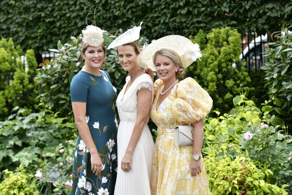 Всеки юни британските кралски особи, аристократи и хиляди стилни гости слагат най-впечатляващите си шапки за Роял Аскот - бляскаво годишно събитие с конни надбягвания. То датира от 1711 г., когато кралица Анна основава хиподрума Аскот в Бъркшър, Южна Англия.