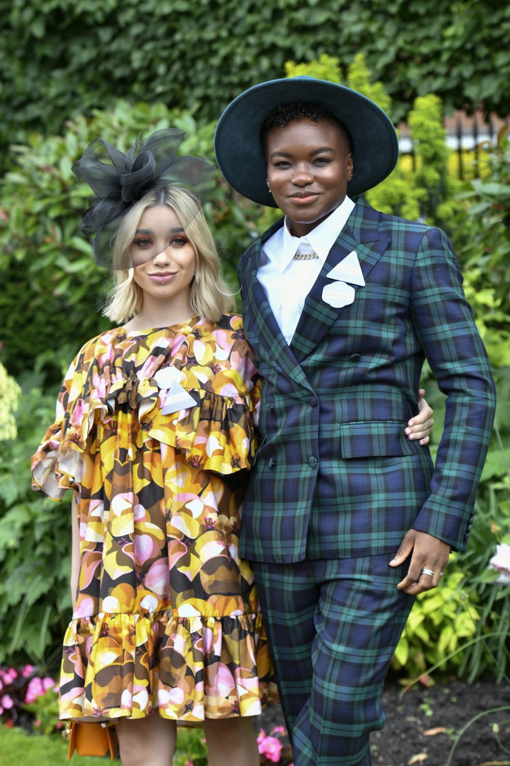 Всеки юни британските кралски особи, аристократи и хиляди стилни гости слагат най-впечатляващите си шапки за Роял Аскот - бляскаво годишно събитие с конни надбягвания. То датира от 1711 г., когато кралица Анна основава хиподрума Аскот в Бъркшър, Южна Англия.