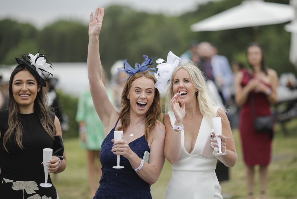 Всеки юни британските кралски особи, аристократи и хиляди стилни гости слагат най-впечатляващите си шапки за Роял Аскот - бляскаво годишно събитие с конни надбягвания. То датира от 1711 г., когато кралица Анна основава хиподрума Аскот в Бъркшър, Южна Англия.